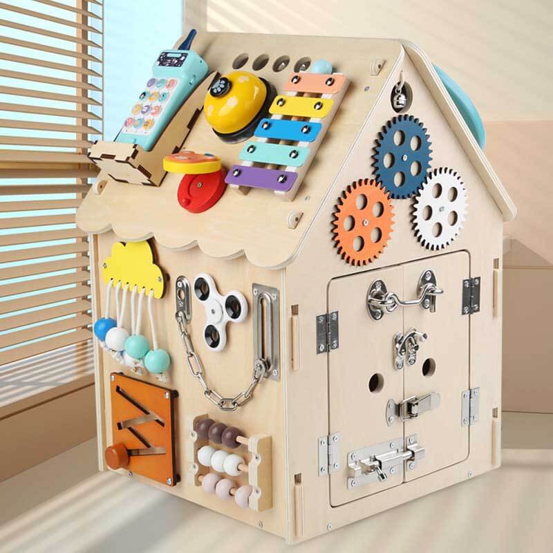 Casa Montessori de Madera Busy House