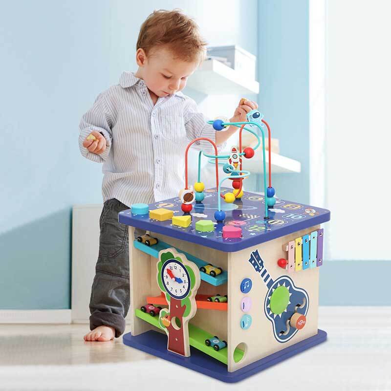 Casa Montessori de Madera Busy House