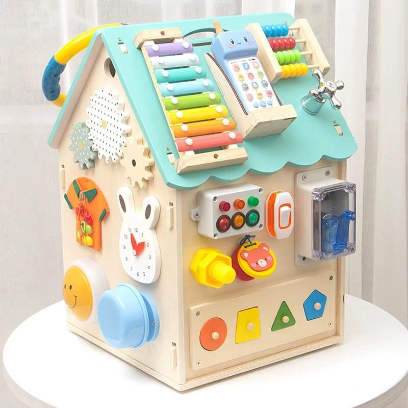 Casa Montessori de Madera Busy House