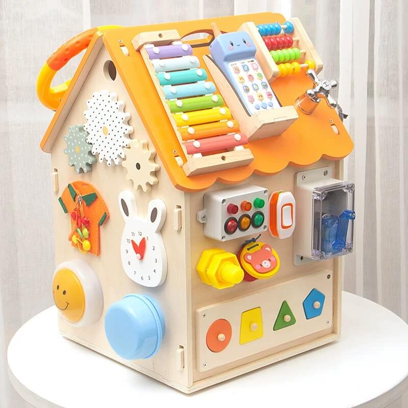 Casa Montessori de Madera Busy House