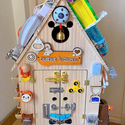 Casa Montessori de Madera Busy House