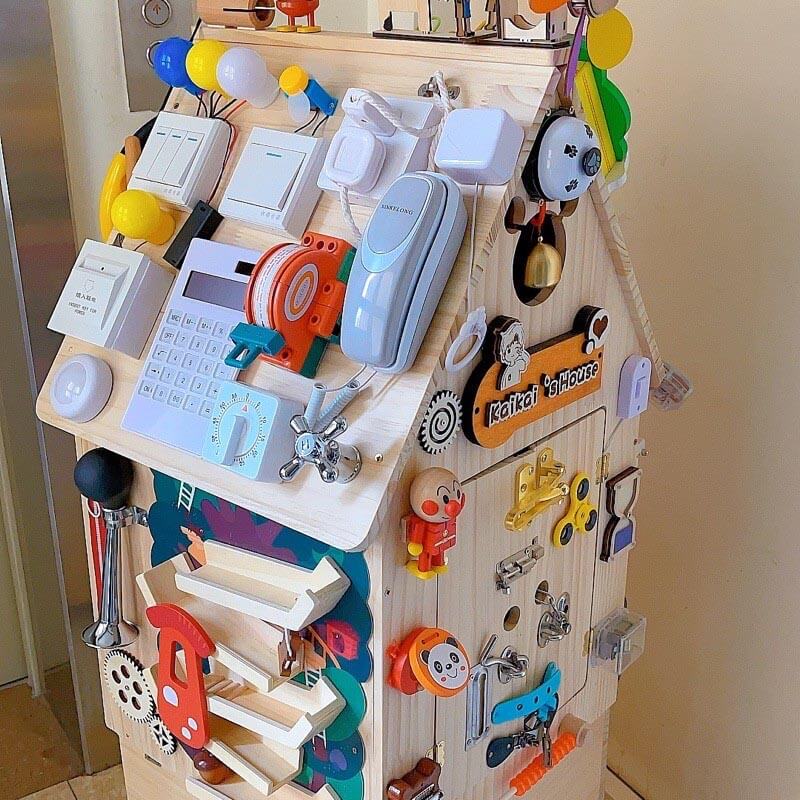 Casa Montessori de Madera Busy House