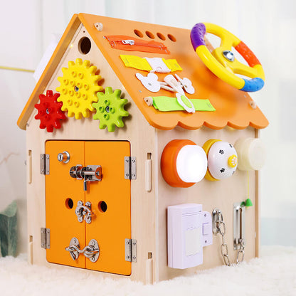 Casa Montessori de Madera Busy House