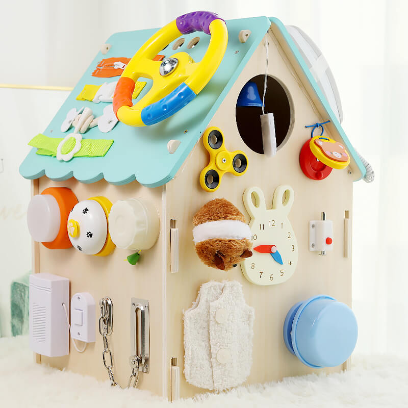 Casa Montessori de Madera Busy House