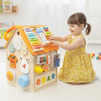 Casa Montessori de Madera Busy House